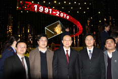 國(guó)家質(zhì)檢總局副局長(zhǎng)支樹(shù)平（右三）在中央電視臺(tái)演播大廳2010年“3.15晚會(huì)”直播現(xiàn)場(chǎng)與中國(guó)質(zhì)量檢驗(yàn)協(xié)會(huì)會(huì)員工作部主任楊曉東（右二）、防偽中心主任王成村（右一）、會(huì)員工作部副主任劉輝（左二）、會(huì)員工作部副主任王劍（左一）等協(xié)會(huì)工作人員代表合影留念