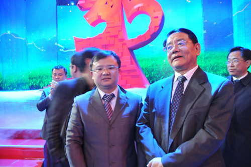 國家質(zhì)檢總局副局長劉平均在中央電視臺(tái)演播大廳 2012年3.15晚會(huì)直播現(xiàn)場(chǎng)與中國質(zhì)量檢驗(yàn)協(xié)會(huì)企業(yè)工作部副主任王劍合影留念。