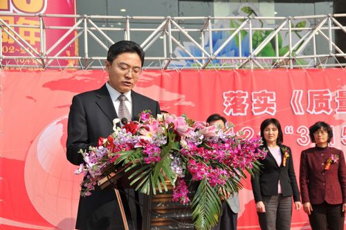國家質(zhì)檢總局辦公廳副主任、中國質(zhì)量檢驗(yàn)協(xié)會(huì)副理事長劉洪生在活動(dòng)現(xiàn)場(chǎng)發(fā)布2012年皮鞋、衛(wèi)生巾兩類消費(fèi)品產(chǎn)品質(zhì)量國家監(jiān)督抽查結(jié)果和2011年汽車產(chǎn)品缺陷信息投訴基本情況。