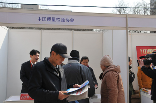 中國質(zhì)量檢驗(yàn)協(xié)會(huì)企業(yè)工作部主任楊曉東在2012年3.15咨詢服務(wù)活動(dòng)現(xiàn)場(chǎng)向消費(fèi)者介紹中國質(zhì)量檢驗(yàn)協(xié)會(huì)編印的宣傳資料。